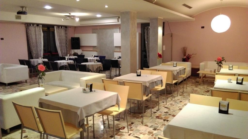 Hotel Flaminio Tavernelle Serrungarina Exteriér fotografie