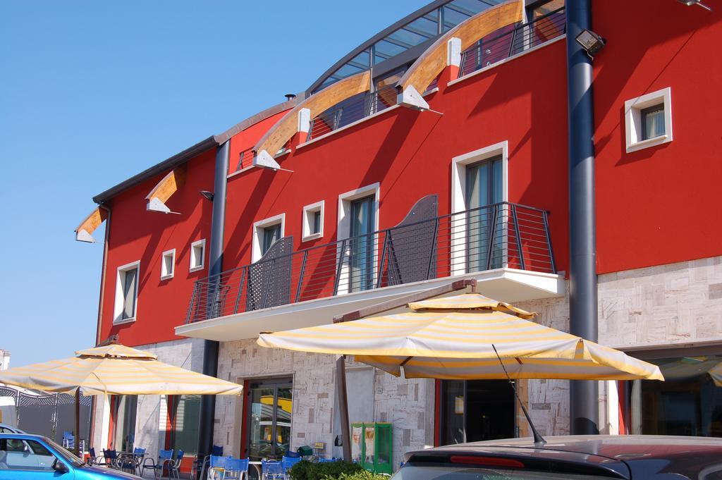 Hotel Flaminio Tavernelle Serrungarina Exteriér fotografie