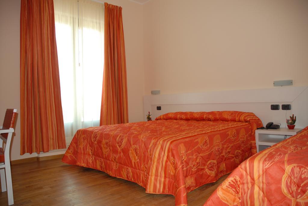 Hotel Flaminio Tavernelle Serrungarina Exteriér fotografie