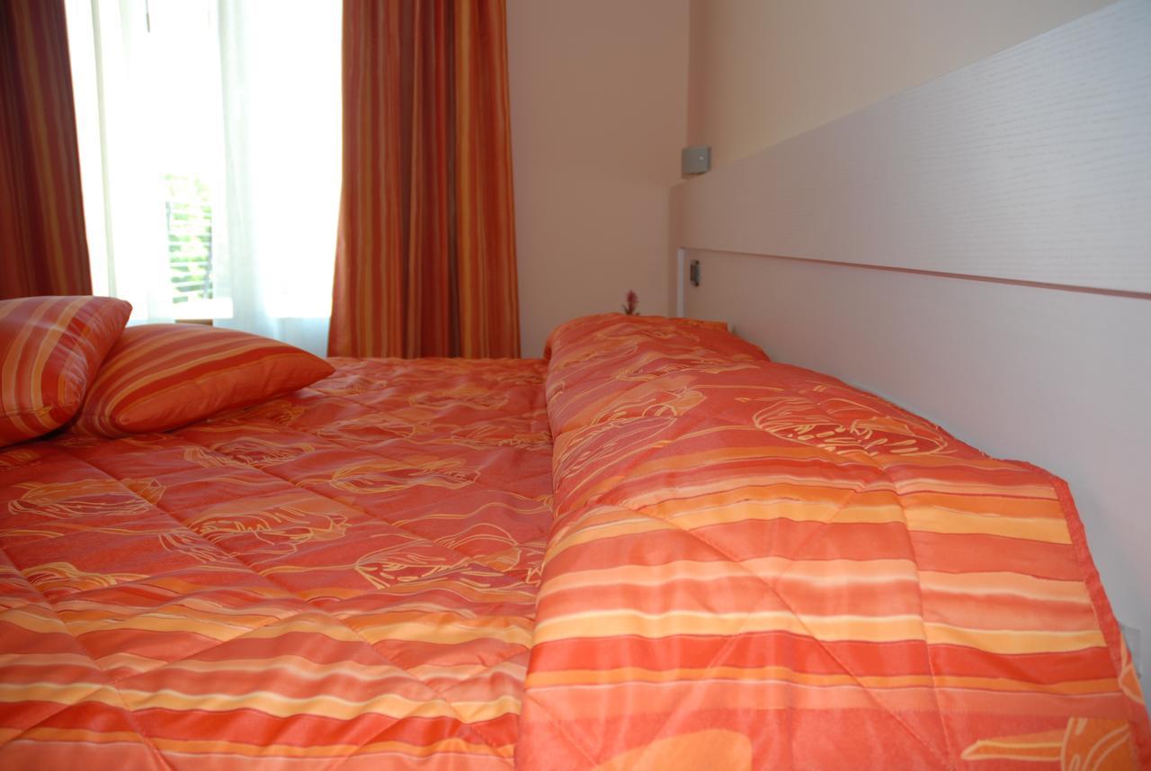 Hotel Flaminio Tavernelle Serrungarina Pokoj fotografie